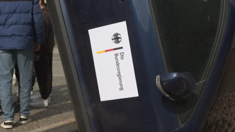 Greenpeace incrusta un coche junto a la Puerta de Brandenburgo para protestar contra el bloqueo de Alemania