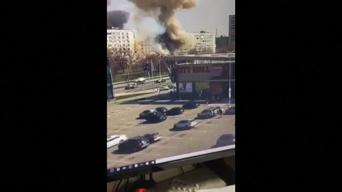 Un vídeo capta el momento en el que un misil impacta en un edificio residencial de Zaporiyia