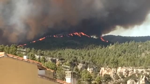 Ocho municipios desalojados por un incendio que ya calcina más de 800 hectáreas en Villanueva de Viver