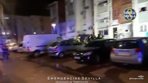 Dos heridos en un incendio en un bloque de pisos de Sevilla