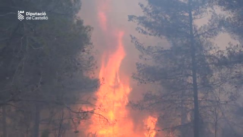 El fuego entre Castellón y Teruel sigue fuera de control