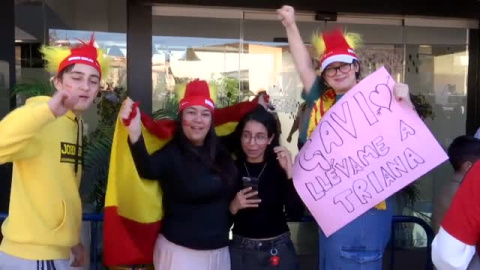 Ilusión frente al hotel de la selección a la espera del estreno de Luis de la Fuente