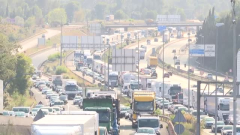 El accidente de un camión lleno de cerdos provoca retenciones kilométricas en Barcelona