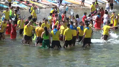 El Descenso Internacional del Sella conquista Arriondas con palas, agua y un cañonazo