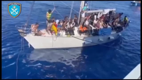 Guardacostas rescatan 'in extremis' a decenas de migrantes en un barco en el sur de Grecia