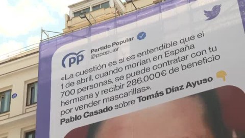 Podemos coloca un cartel de campaña con el rostro del hermano de Díaz Ayuso en pleno barrio madrileño de Salamanca