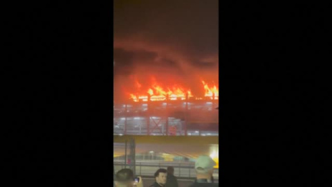 Un incendio en el aeropuerto londinense de Lutton, obliga a suspender los vuelos toda la mañana