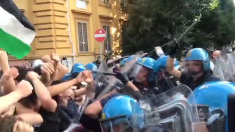 Estudiantes en apoyo al pueblo palestino se enfrentan con la Policía en Roma