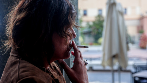 Una persona fumando en la calle, a 20 de septiembre de 2024, en Madrid (España)