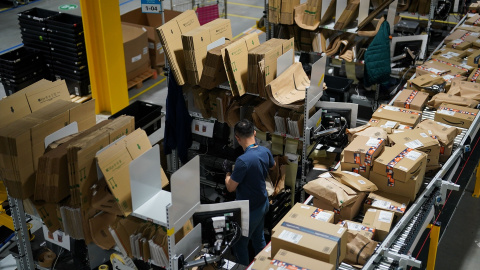 Los trabajadores del centro logístico de Amazon en Sutton Coldfield (Reino Unido) preparan pedidos antes del Black Friday, a 21 de noviembre de 2024.