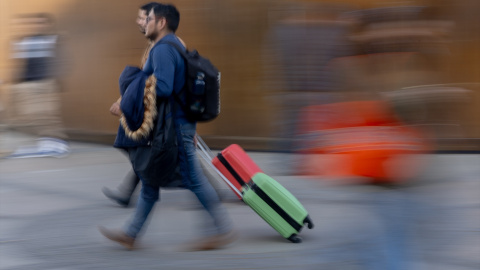 Dos turistas en la Puerta del Sol, a 29 de noviembre de 2024, en Madrid (España)