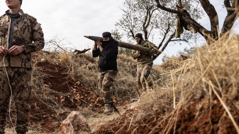 Combatientes preparan misiles para atacar a las fuerzas del régimen sirio en Alepo, a 29 de noviembre de 2024.