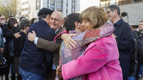 Los familiares de Mikel Zabalza durante la colocación de una placa en su memoria, en el barrio de Intxaurrondo (Donostia), a 30 de noviembre de 2024.