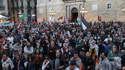 Centenars de persones es manifesten a favor de Palestina i el Líban a la plaça Sant Jaume de Barcelona.