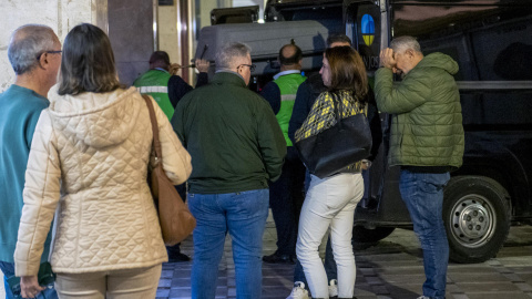 Vecinos y familiares de las dos víctimas mortales de un incendio en Jaén se consuelan en el momento en que trasladan los cuerpos, a 1 de diciembre de 2024.