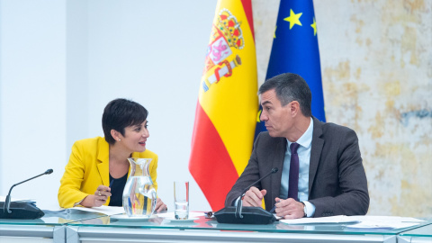 La ministra de Vivienda, Isabel Rodríguez, y el presidente del Gobierno, Pedro Sánchez, durante un encuentro con el sector inmobiliario.