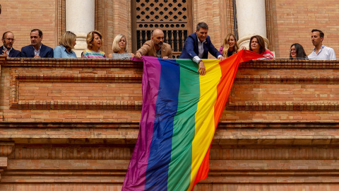 Despliegue de la bandera arcoíris LGTBI+ en la torre norte de la Plaza de España, Sevilla. Imagen de archivo.