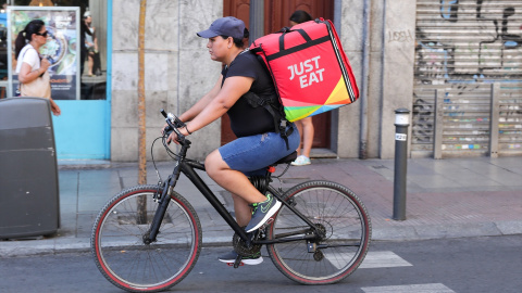 Un repartidor de la empresa Just Eat transitando en bicicleta por una calle del centro de Madrid.