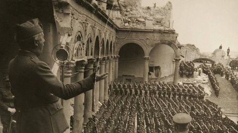 Franco se dirige a sus tropas en el Alcázar de Toledo tras el Asedio de 1936. (Imagen tomada del blog Toledo Olvidado)