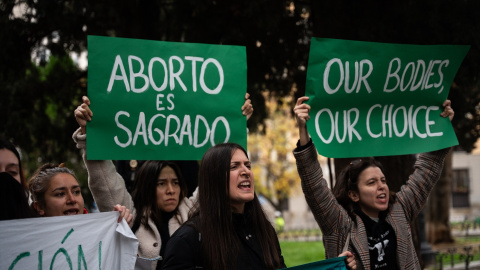 Varias mujeres con carteles durante una concentración, frente al Monasterio de la Encarnación, en Madrid