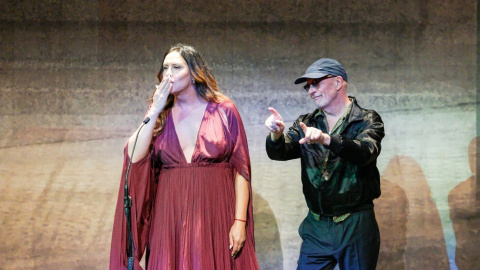 Karla Sofía Gascón y el director Jacques Audiard, en el Festival de San Sebastián.