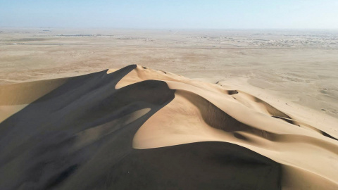 Vista aérea de la Duna 7 y el desierto al fondo en Walvis Bay (Namibia). REUTERS/Shafiek Tassiem