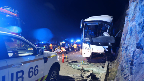 Foto del accidente de autobús que tuvo lugar este domingo en una carretera de montaña en los Pirineos Orientales, al sur de Francia, a 1 de diciembre de 2024.