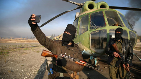 Milicianos islamistas en el aeropuerto militar de Nayrab, en Alepo, Siria, este lunes, 2/2/2024.