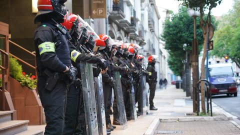 Agentes de la Ertzaintza durante un acto electoral de Vox en Vitoria.