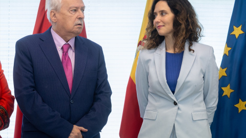 El expresidente socialista de la Comunidad de Madrid, Joaquín Leguina, junto a la actual presidenta, Isabel Díaz Ayuso.