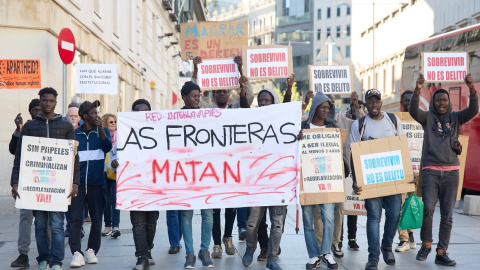 Imagen de archivo de una concentración frente al Congreso en defensa de la ILP RegularizaciónYa.