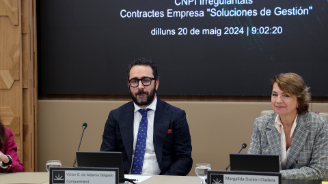 El presidente del Zamaro CF, Víctor de Aldama, sentado junto a la secretaria de la comisión y diputada regional del PP Margalida Durán, comparece ante la comisión no permanente de investigación en el Parlament balear, a 20 de mayo de 2024.