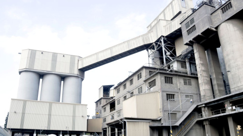 Una de les plantes de fabricació de ciment de la factoria de Ciments Molins, a Sant Vicenç dels Horts