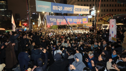 Los manifestantes se reúnen frente a la Asamblea Nacional en Seúl, (Corea del Sur).