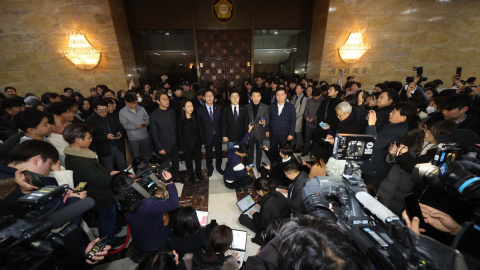 El líder del Partido Demócrata, Park Chan-dae, comparece ante los medios en la Asamblea Nacional en Seúl, en la madrugada del 4 de diciembre de 2024.