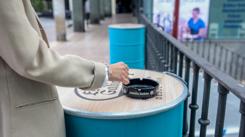 Una persona fumando en la calle en Madrid.