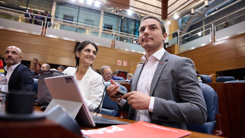 La asesora de Moncloa Pilar Sánchez Acera junto a Juan Lobato en la Asamblea de Madrid.