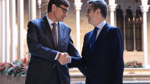 El president de la Generalitat, Salvador Illa, amb el ministre de Justícia, Félix Bolaños, encaixant les mans abans de la reunió al Palau de la Generalitat