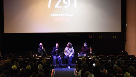 El ministro de cultura, Ernest Urtasun, la ministra de Sanidad, Mónica García, la directora de 'Público', Virginia Pérez Alonso y el director del documental, Juanjo Castro durante la proyección de 7291, a 4 de diciembre de 2024.