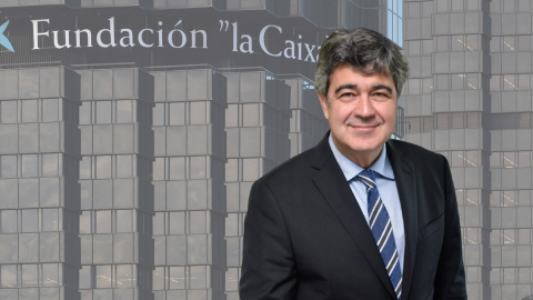 Imagen de Josep Maria Coronas Guinart, director general de Fundación "la Caixa", con el edificio de la entidad de fondo