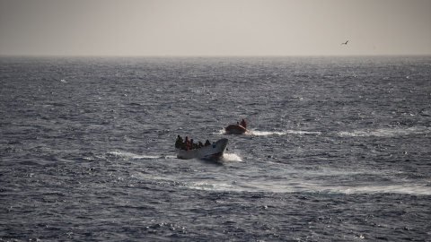 La Salvamar Acrux rescata a los migrantes de un cayuco, a 20 de noviembre de 2024, en La Restinga, El Hierro.