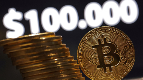 Una representación de la criptomoneda Bitcoin, con el rótulo 100.000 dólares. REUTERS/Dado Ruvic/Illustration