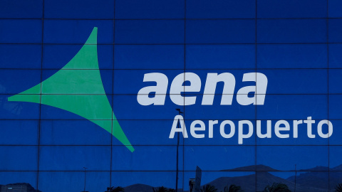 El logo de Aena en el aeropuerto de Gran Canaria, en Telde. REUTERS/Borja Suarez