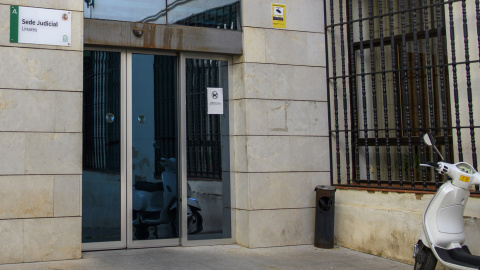 Vista de la sede judicial de Linares, donde se espera que pase a disposición judicial el acusado de matar a un niño de dos años y dejar herido a su hermano, en un caso de violencia vicaria. EFE/ Carlos Cid