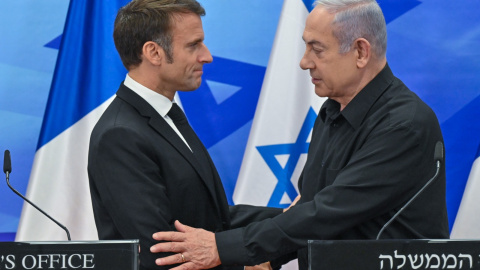  El Primer Ministro israelí, Benjamin Netanyahu estrecha la mano del presidente francés, Emmanuel Macron, durante una conferencia de prensa tras su encuentro. Kobi Gideon/ Europa Press.