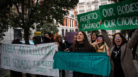  Varias mujeres con carteles durante una concentración, frente al Monasterio de la Encarnación, en Madrid. Matias Chiofalo / Europa Press.