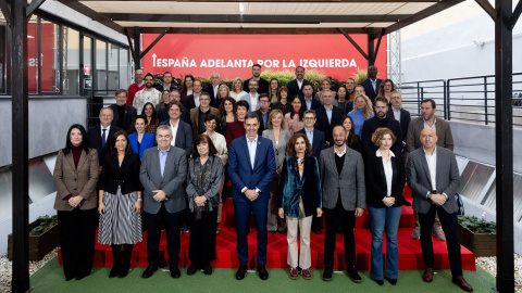  El secretario general del PSOE y presidente del Gobierno, Pedro Sánchez, posa en la foto de familia con la nueva Ejecutiva del PSOE aprobada en el 41º Congreso Federal.Eduardo Parra / Europa Press