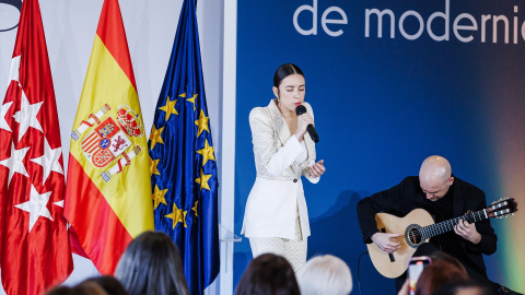  La cantante Blanca Paloma actúa durante el acto de conmemoración del 46º aniversario de la Constitución Española organizado por la Delegación del Gobierno en Madrid. -Carlos Luján / Europa Press