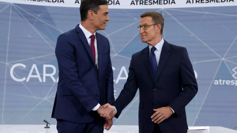  Pedro Sánchez y Alberto Núñez Feijóo se saludan antes de un debate cara a cara. Imagen de archivo. - Juanjo Martín/EFE