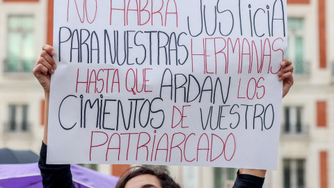  Una mujer sujeta un cartel durante una concentración por los 40 feminicidios en 2023 en la Puerta del Sol. Ricardo Rubio / Europa Press